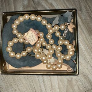 Vintage short pearl necklace.